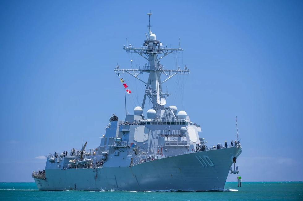 美海军两艘驱逐舰28日通过台湾海峡