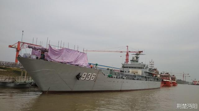 這艘艦屬於072iii型坦克登陸艦,滿載排水量4800噸左右,艦名是